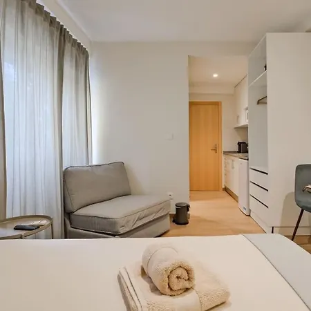 Lovely Studio, Fully Equipped & Near Subway N7 리스본